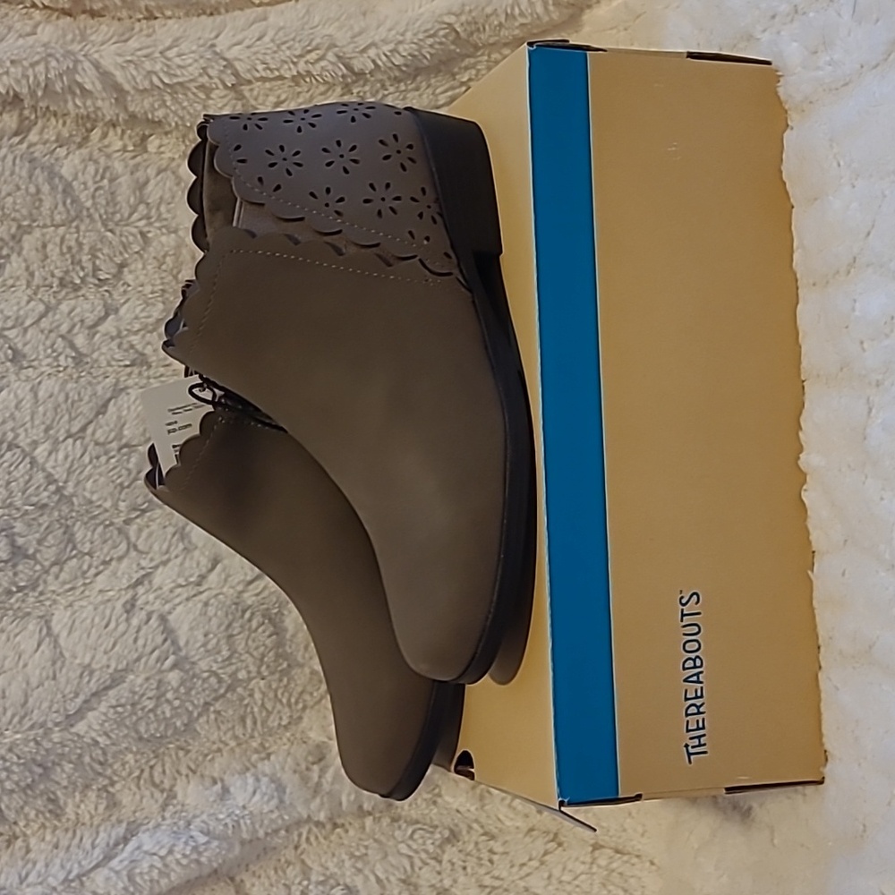 THEREABOUTS brown ankle boots memory foam size 3m